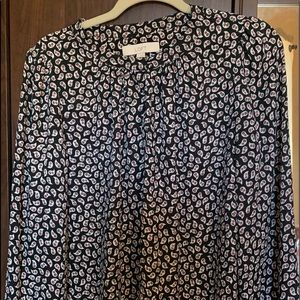 Fluid bottom blouse long sleeve